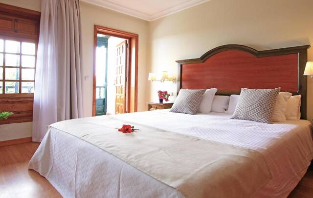 Hotel Rural Finca de La Florida - slaapkamer met houten hoofdbord