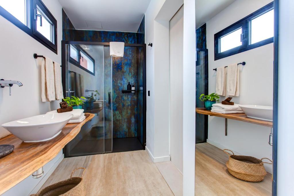 Mana EcoRetreat - badkamer met dubbele wastafel