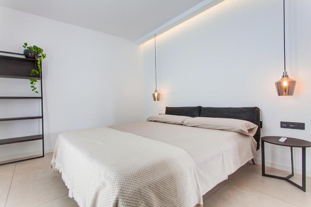 Mana EcoRetreat - slaapkamer met hanglampen