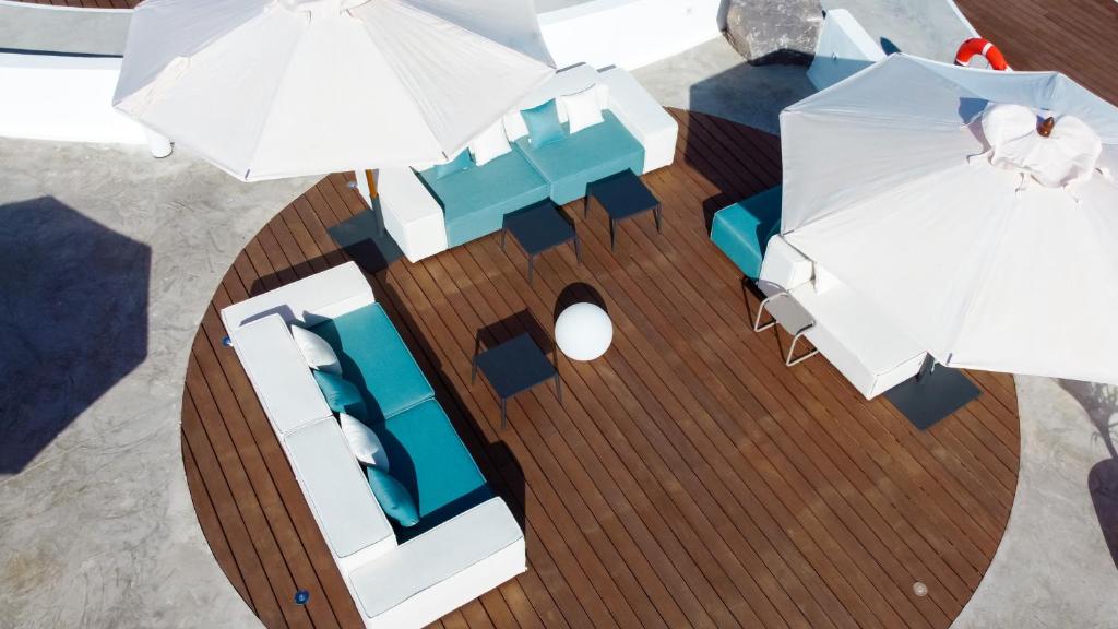 CalaLanzarote Suites - loungeterras met parasols