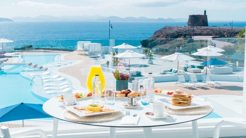 CalaLanzarote Suites - ontbijt aan het zwembad