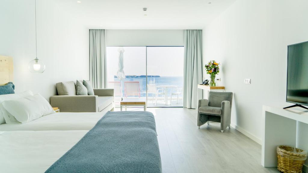 CalaLanzarote Suites - slaapkamer met zeezicht
