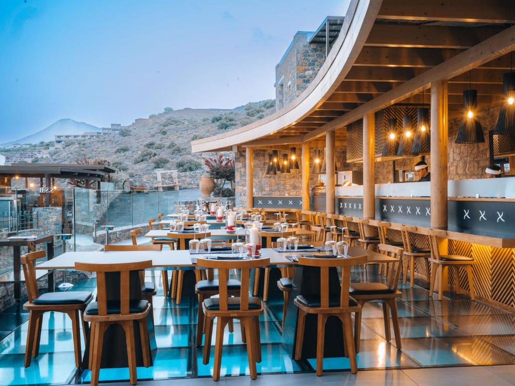 Royal Marmin Bay - restaurant met houten bar