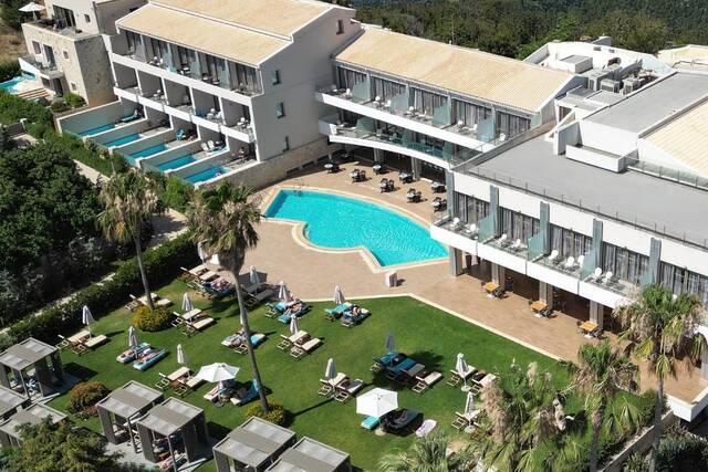 Castello Boutique Resort en Spa - zwembad met hotelgebouw
