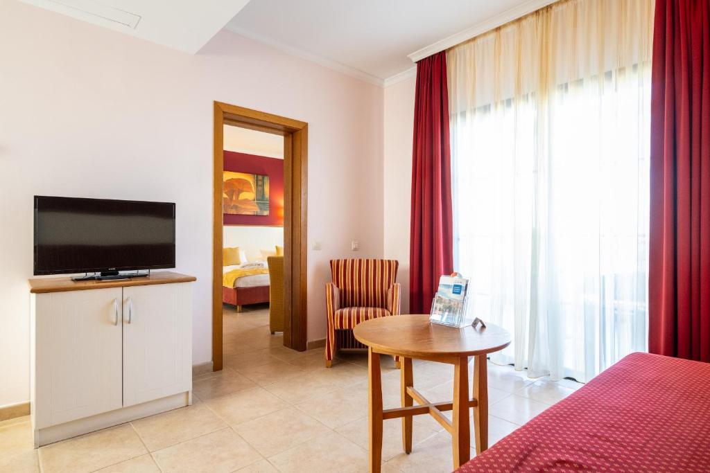 Hotel Luz Del Mar - kamer met zithoek en tv