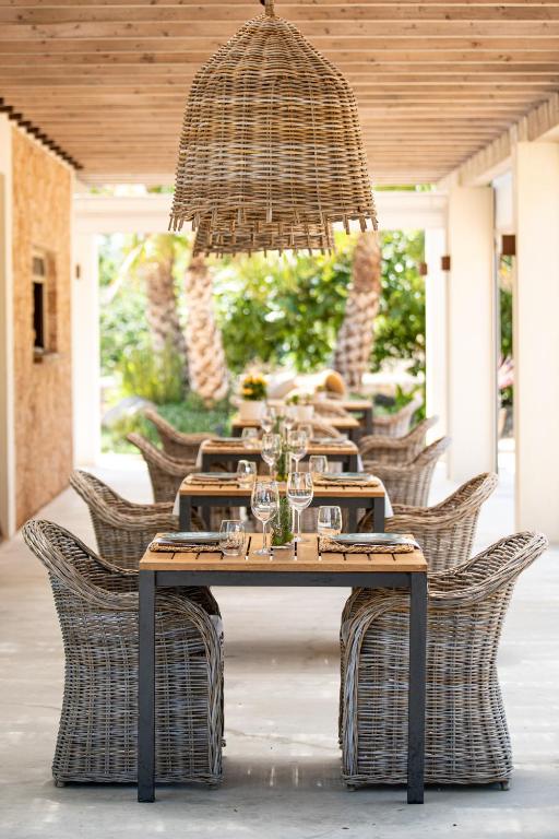 Can Arabi - overdekt terras met eettafel