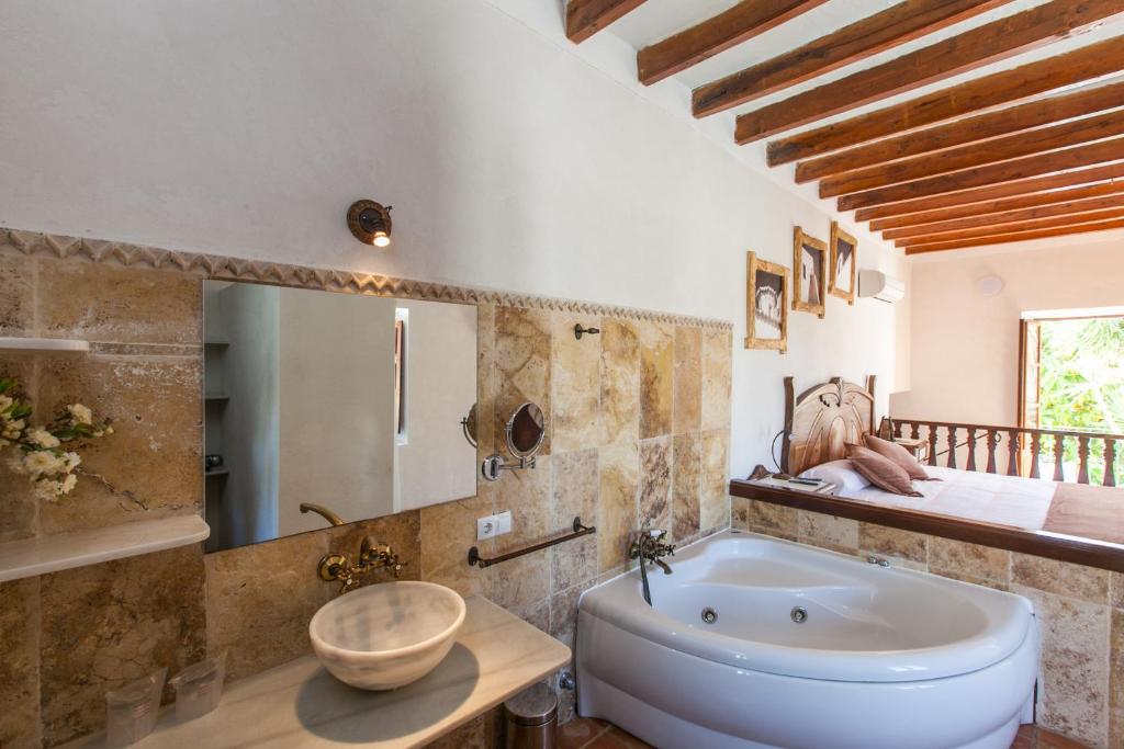 Agroturismo Can Pere Sord - badkamer met hoekbad