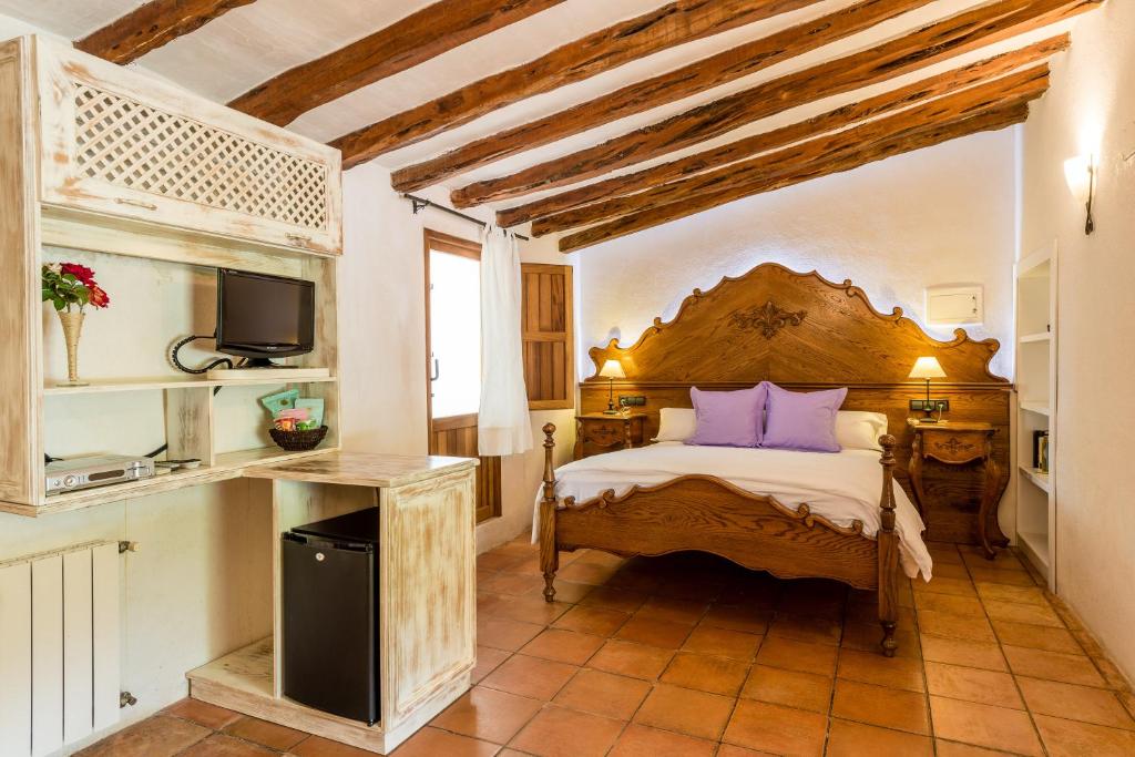 Agroturismo Can Pere Sord - kamer met balkenplafond