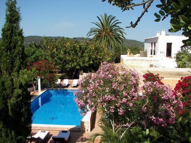 Agroturismo Can Pere Sord - zwembad met bloemen en uitzicht