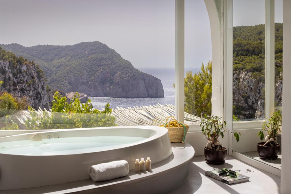 Hacienda Na Xamena - badkamer met bubbelbad en kustuitzicht