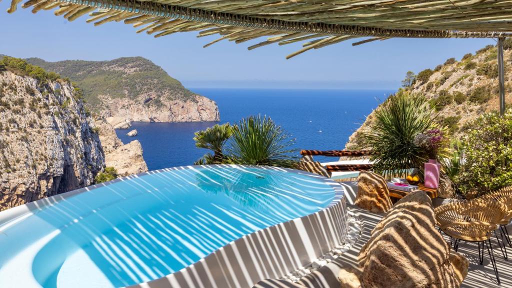 Hacienda Na Xamena - infinity pool boven de kust