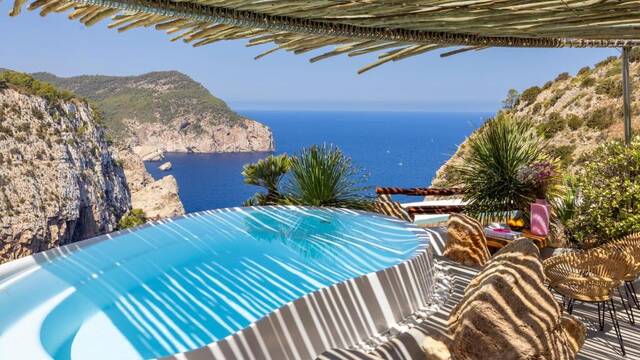 Hacienda Na Xamena - infinity pool boven de kust