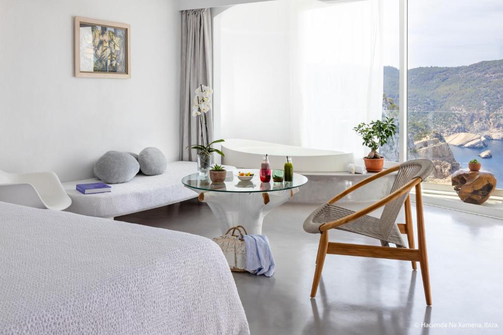 Hacienda Na Xamena - kamer met zithoek en zeezicht