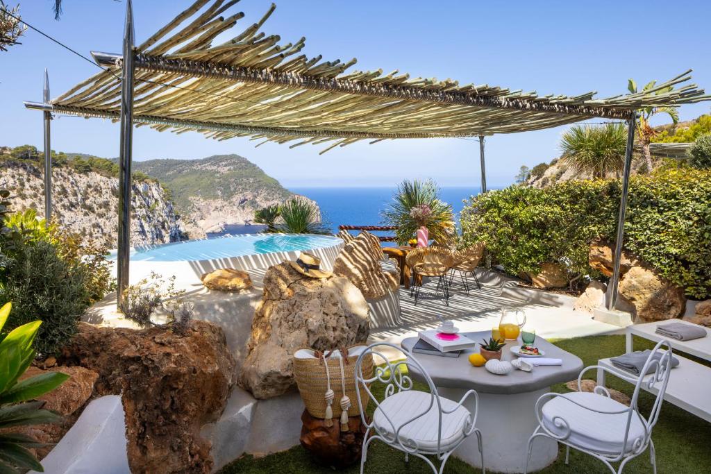 Hacienda Na Xamena - terras met pergola en zeezicht