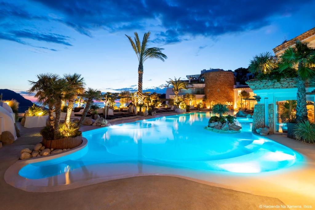 Hacienda Na Xamena - verlicht zwembad in de avond