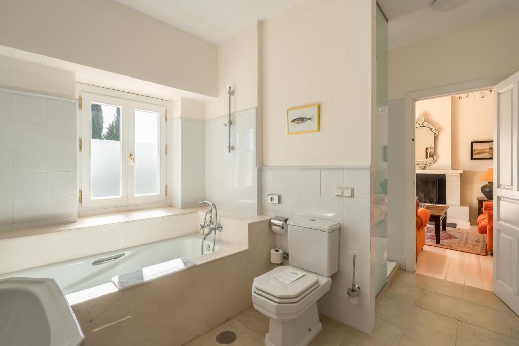 Hotel La Fuente de la Higuera - badkamer met ligbad