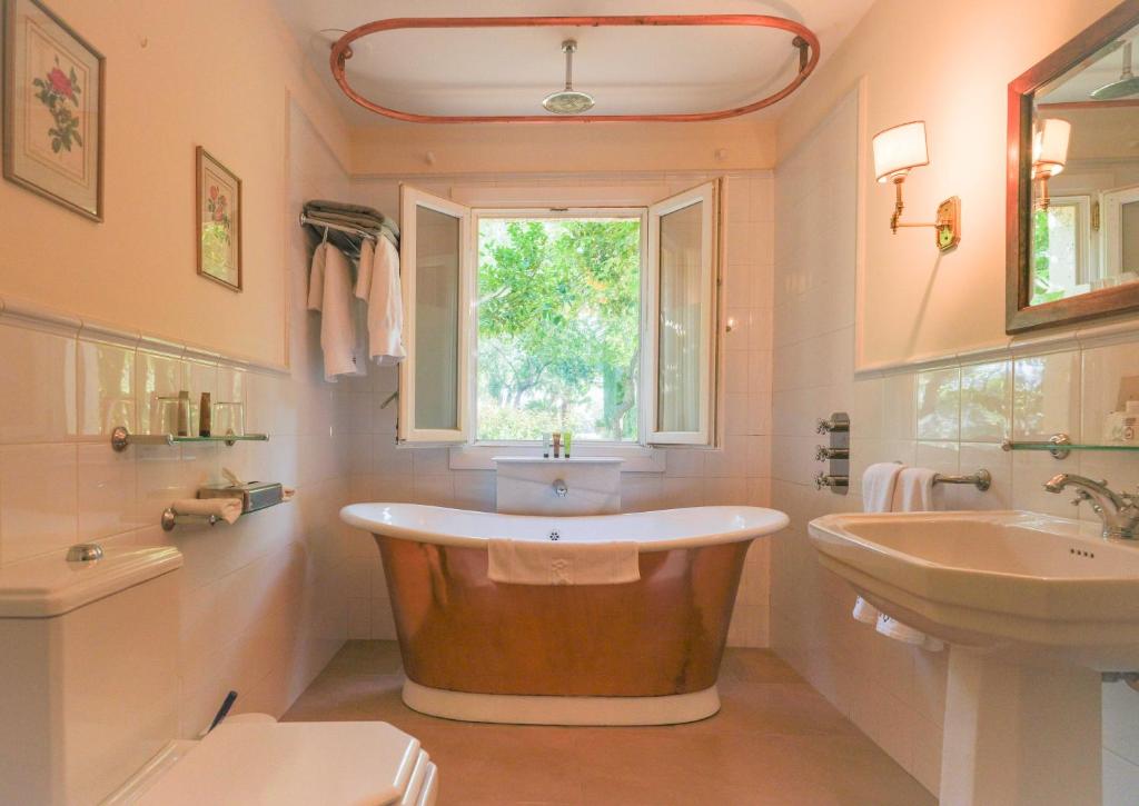 Hotel La Fuente de la Higuera - badkamer met vrijstaand bad