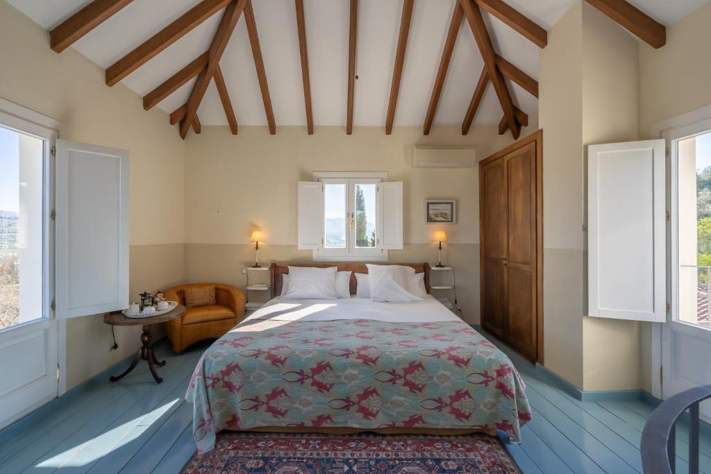 Hotel La Fuente de la Higuera - slaapkamer met balkenplafond