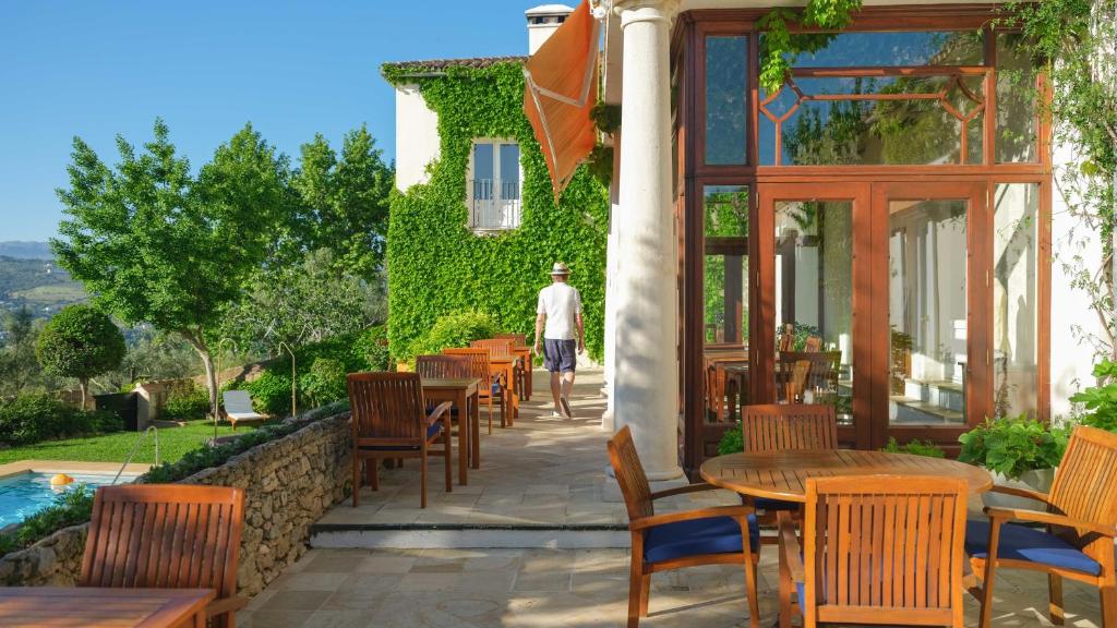 Hotel La Fuente de la Higuera - terras met pergola bij het zwembad