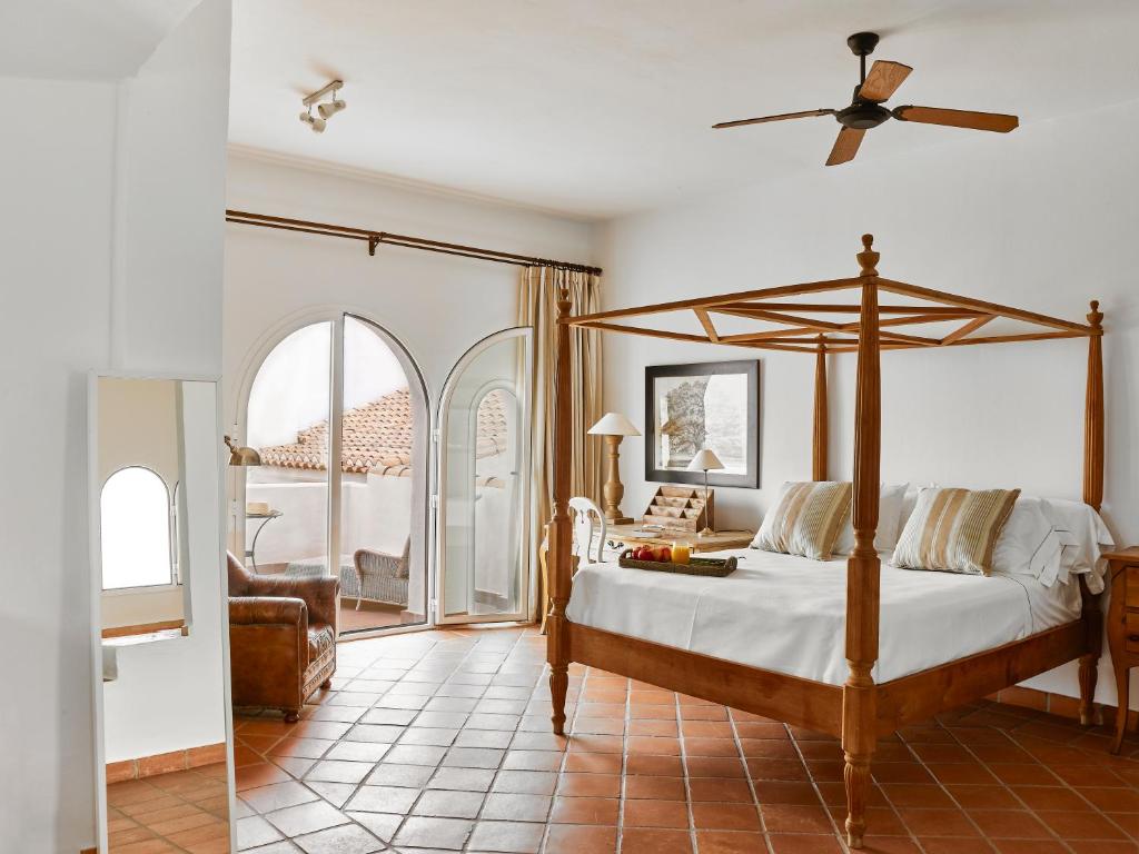 B Bou Cortijo Bravo - slaapkamer met hemelbed en boograam
