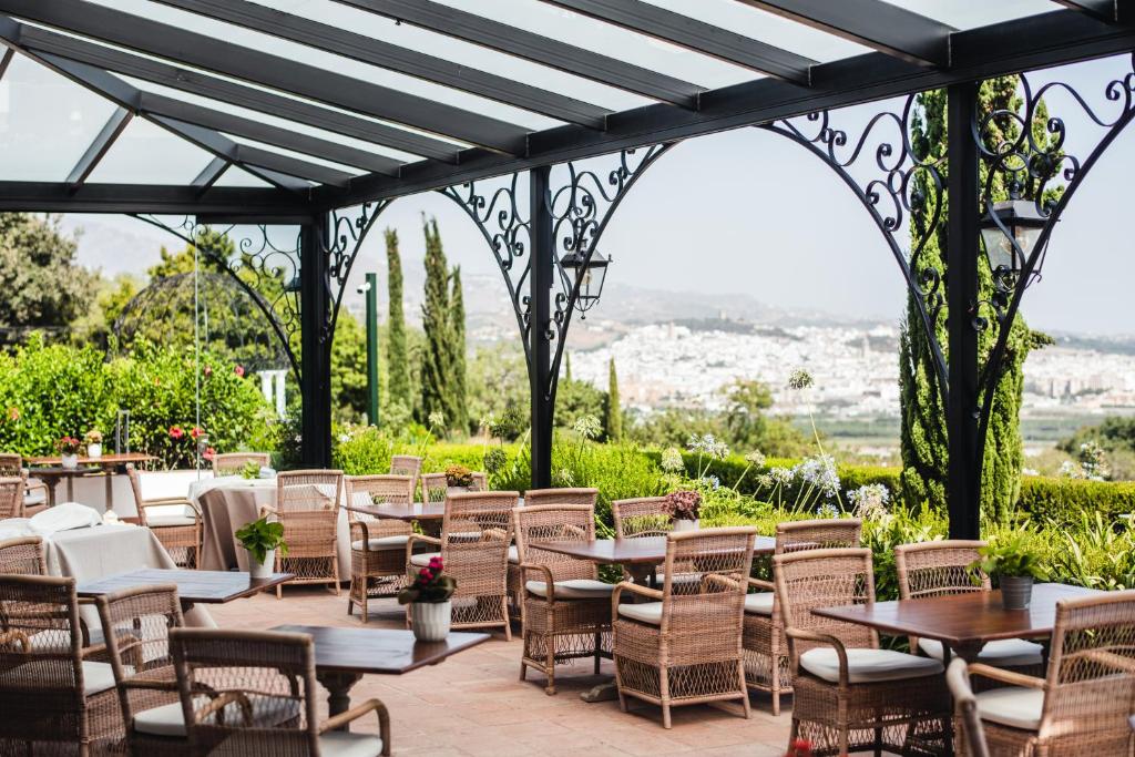 B Bou Cortijo Bravo - terras met pergola en bergzicht