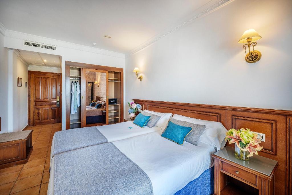 Beneste Frigiliana - kamer met houten meubels