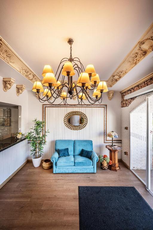 Beneste Frigiliana - lobby met kroonluchter