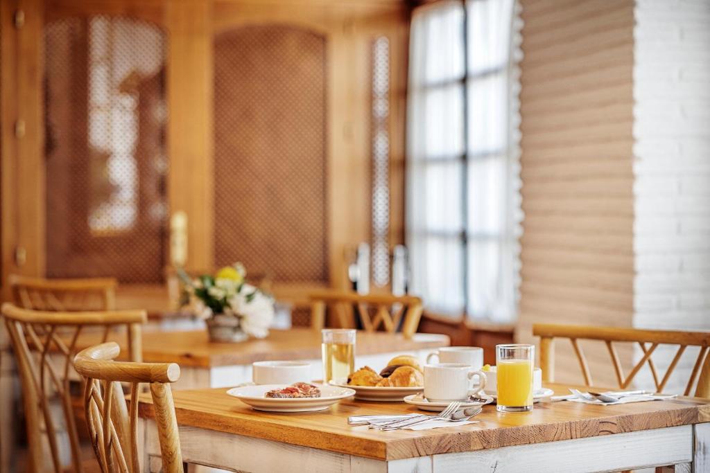 Beneste Frigiliana - ontbijttafel bij het raam