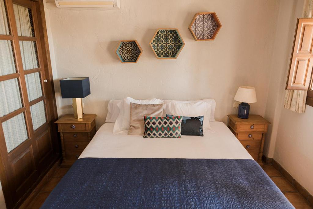 Posada Morisca - slaapkamer met blauwe sprei