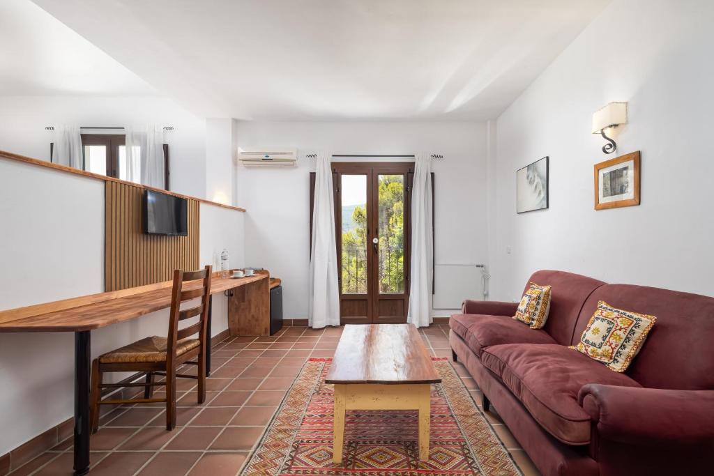 Cerro de Hijar - kamer met zithoek en bureau