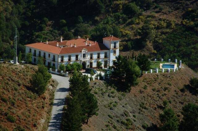 Cerro de Hijar - luchtfoto van het hotel in het dal