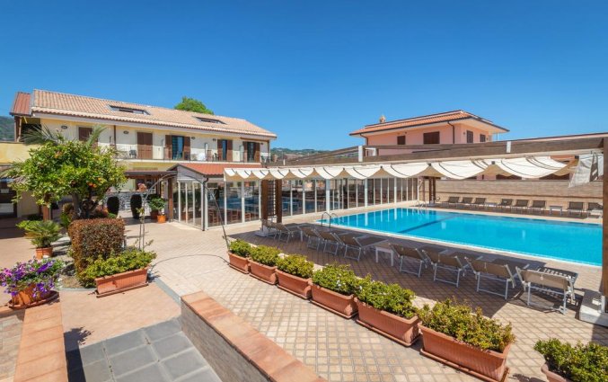 Tuin met zwembad van Hotel La Terra dei Sogni op Sicilie