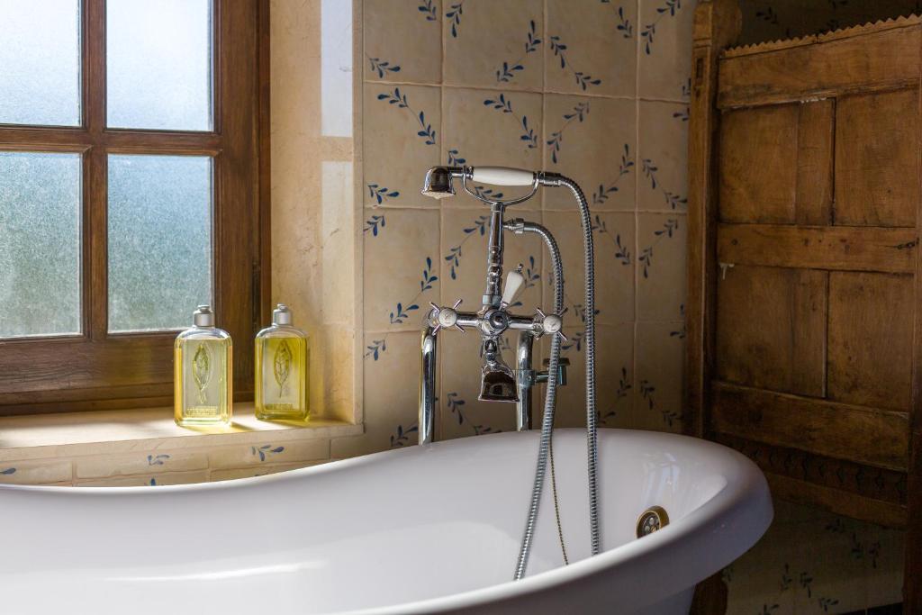 Cortijo Boutique Marbella - badkamer met vrijstaand bad