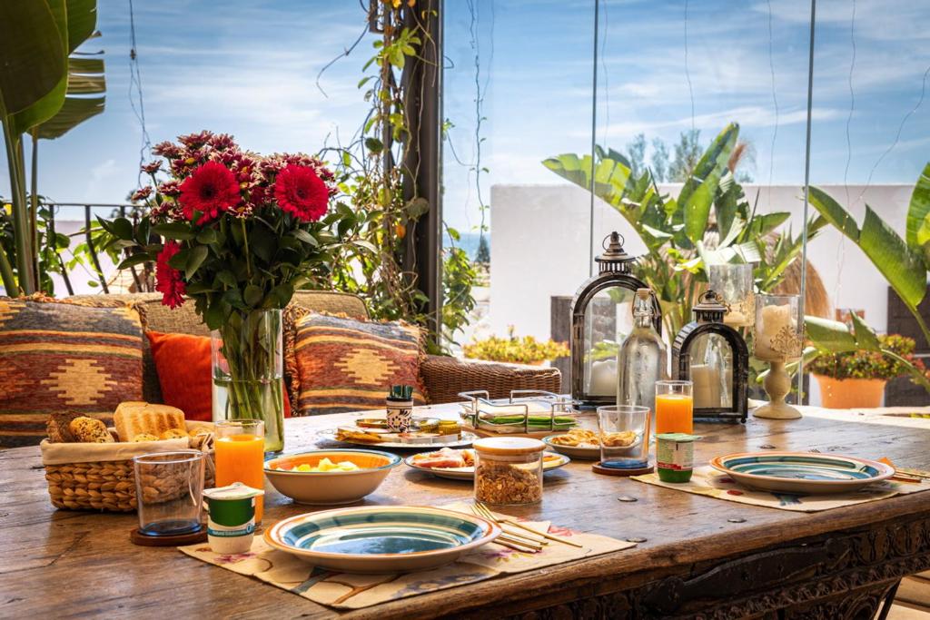 Cortijo Boutique Marbella - gedekte tafel met bloemen