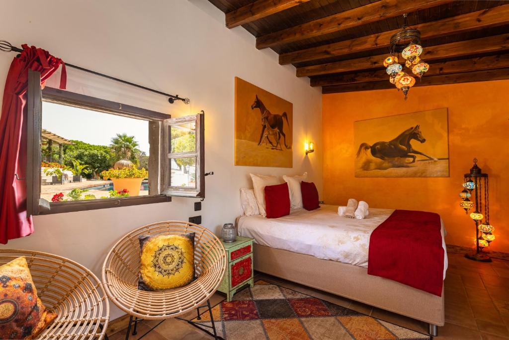 Cortijo Boutique Marbella - kamer met zithoek en schilderij