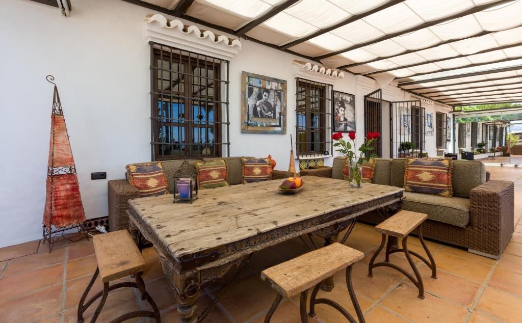 Cortijo Boutique Marbella - lange eettafel op de veranda