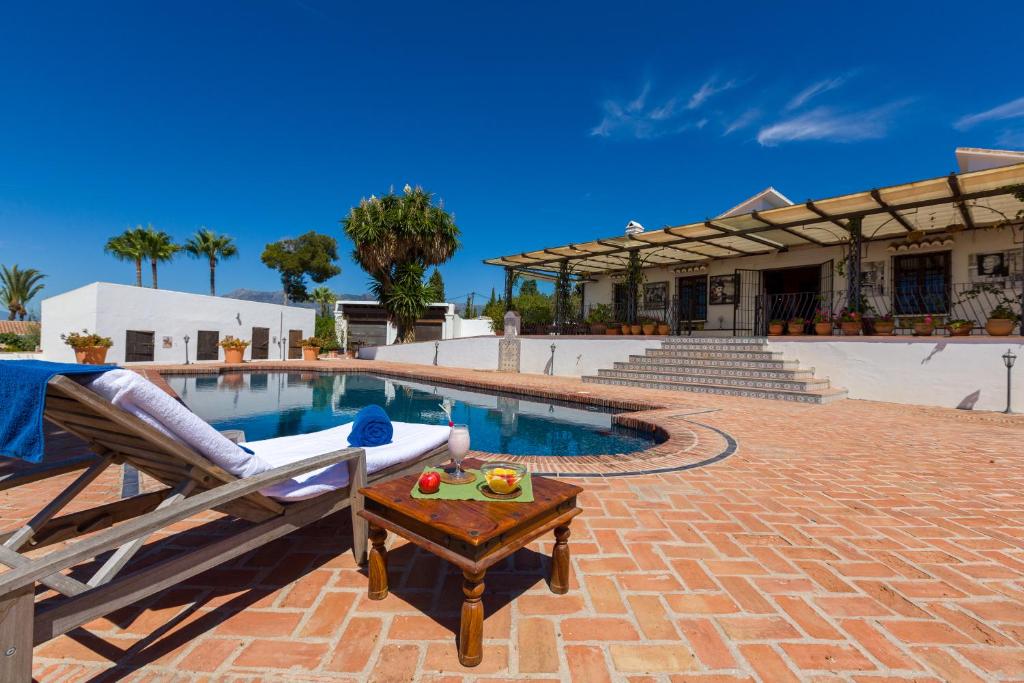 Cortijo Boutique Marbella - zwembad met ligbedden