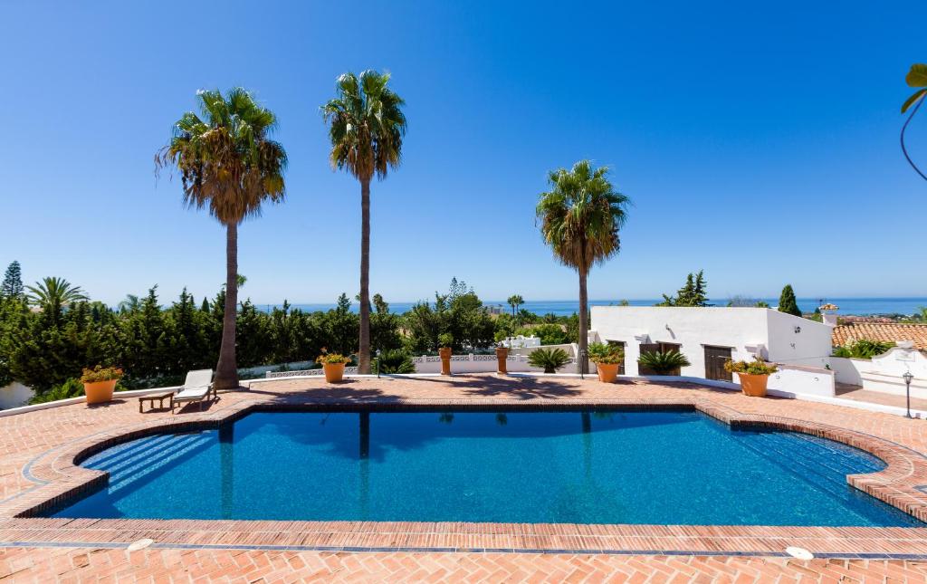 Cortijo Boutique Marbella - zwembad met palmen en zeezicht