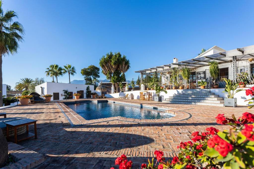 Cortijo Boutique Marbella - zwembad met pergolas en bloemen