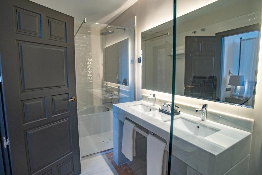 Soho Boutique Castillo de Santa Catalina - badkamer met inloopdouche