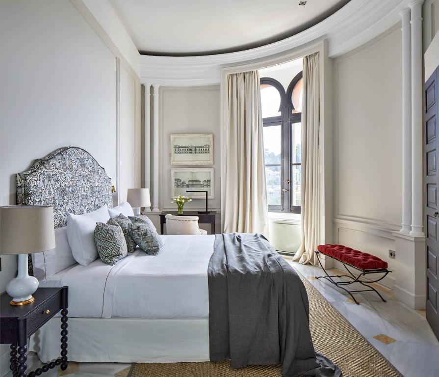Soho Boutique Castillo de Santa Catalina - slaapkamer met smeedijzeren hoofdbord