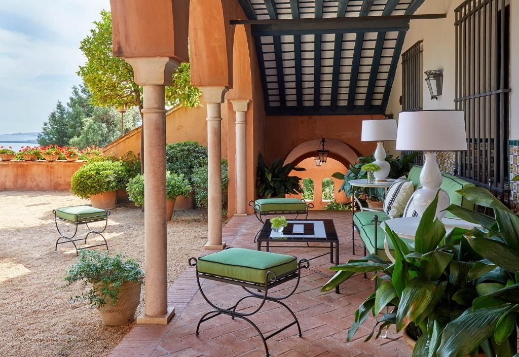 Soho Boutique Castillo de Santa Catalina - terras met zuilen en zeezicht