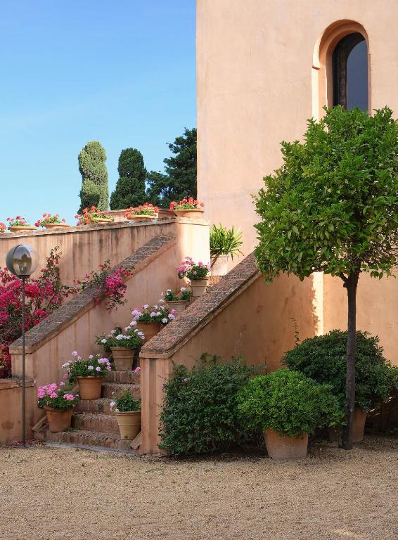Soho Boutique Castillo de Santa Catalina - trap met bloemen langs de gevel