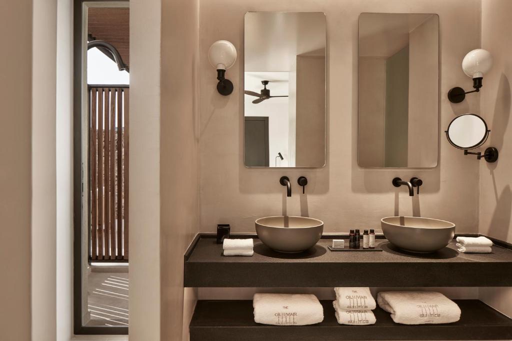 The Olivar Suites - badkamer met dubbele wastafel en spiegel