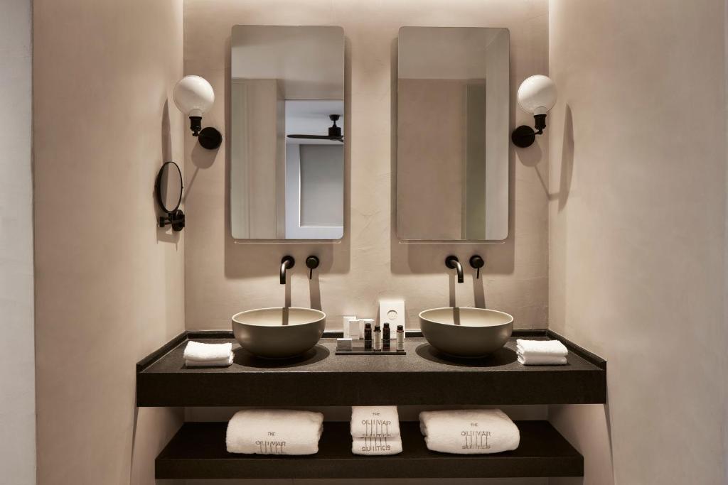 The Olivar Suites - badkamer met dubbele wastafel