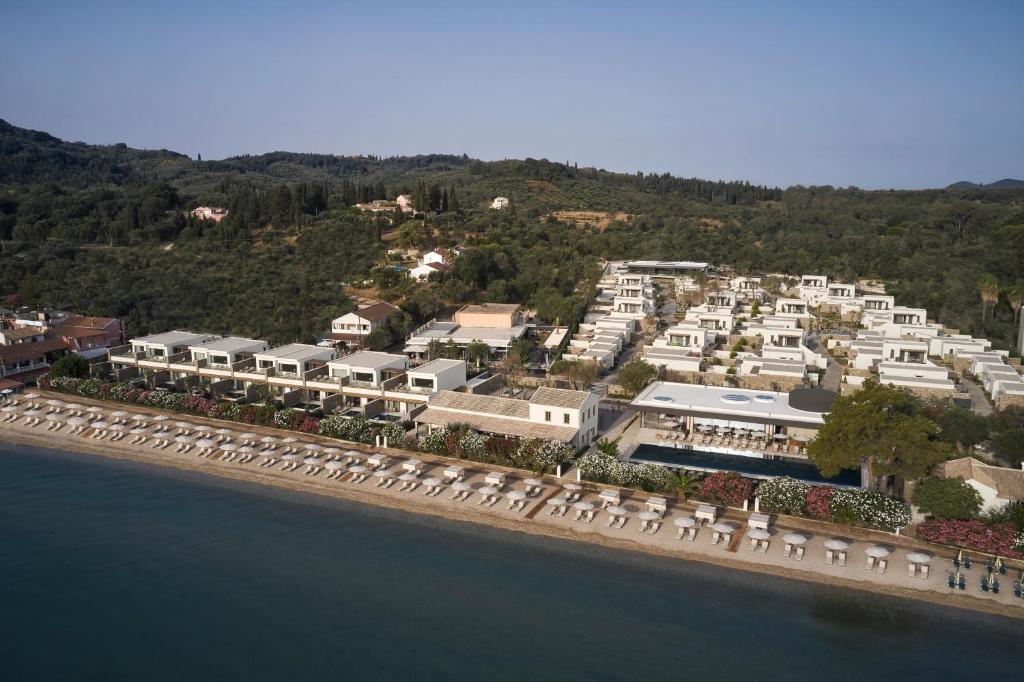 The Olivar Suites - luchtfoto van het resort aan het strand