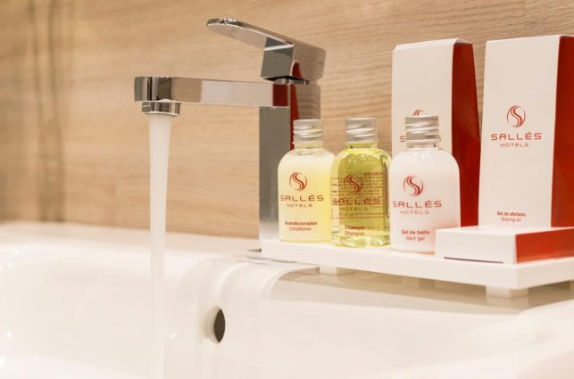 Badkamer van een tweepersoonskamer van Hotel Pere IV in Barcelona