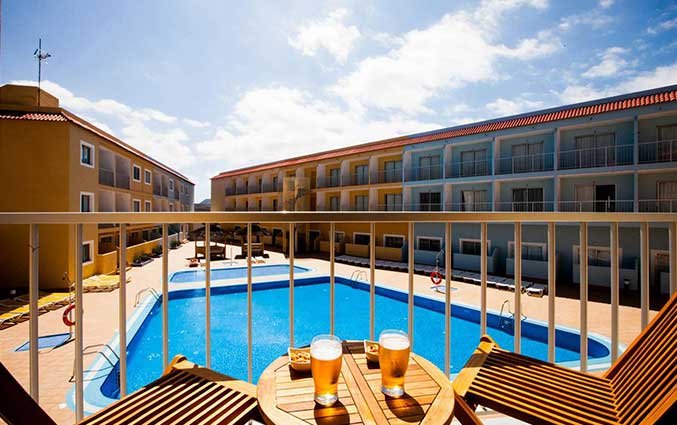 Appartement met balkon en uitzicht op het zwembad van APPARTEMENTEN SURFING COLORS