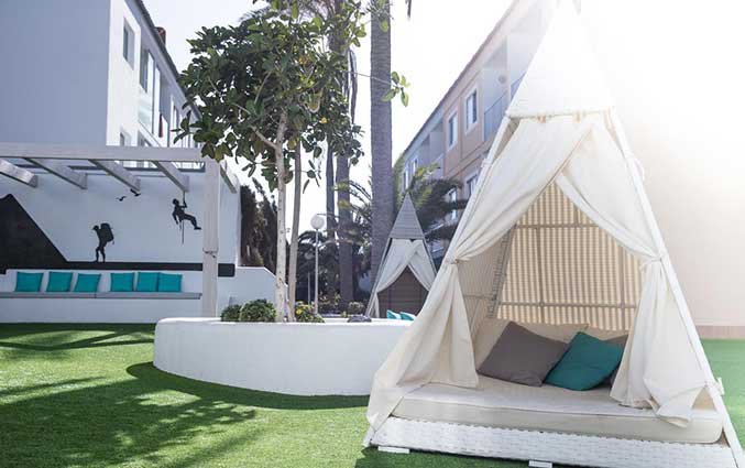 Loungers met overkapping van Appartementen Surfing Colors