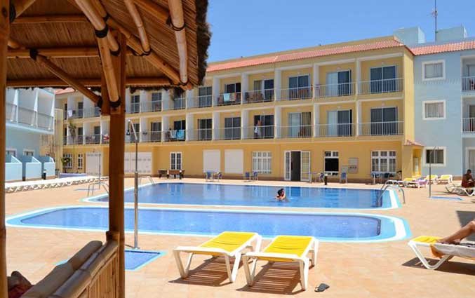 Zwembad met zonnebedjes van Appartementen Surfing Colors